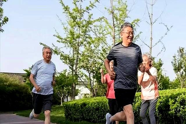 锻炼越多越早死？医生警告：这3种运动。中老年人别再拼命做了！