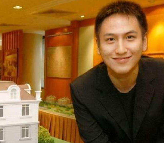 母亲是影后，父亲浦东开发第一人，继承上海百套房，21岁身价百亿