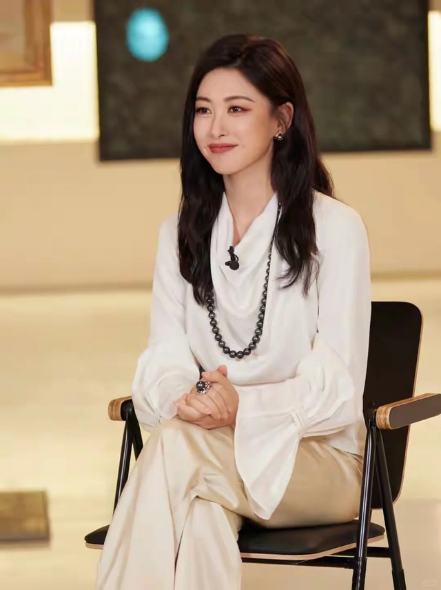 看了朱珠的穿搭，我悟了：衬衫不流行塞裤头了