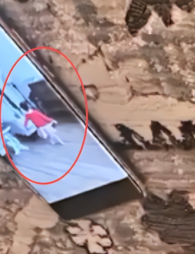 35岁郑爽近照曝光！形象管理失败	，彻底成了素人，在美日子舒坦了