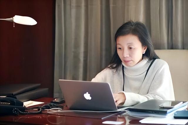 央视《灼灼韶华》被观众强烈要求下架，理由很一致：挂羊头卖狗肉
