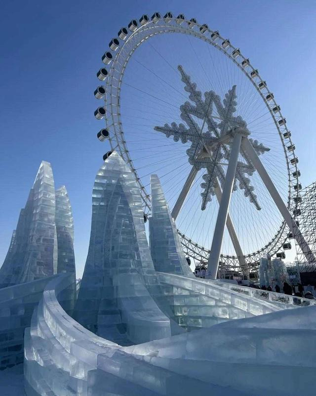 何超琼董明珠打卡冰雪大世界，体验了东北特色铁锅炖，冰雕拍合影