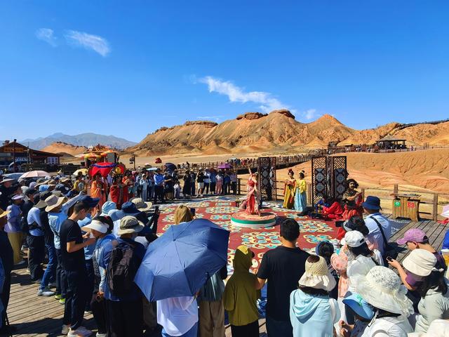 甘肃张掖：沉浸式演出燃爆七彩丹霞