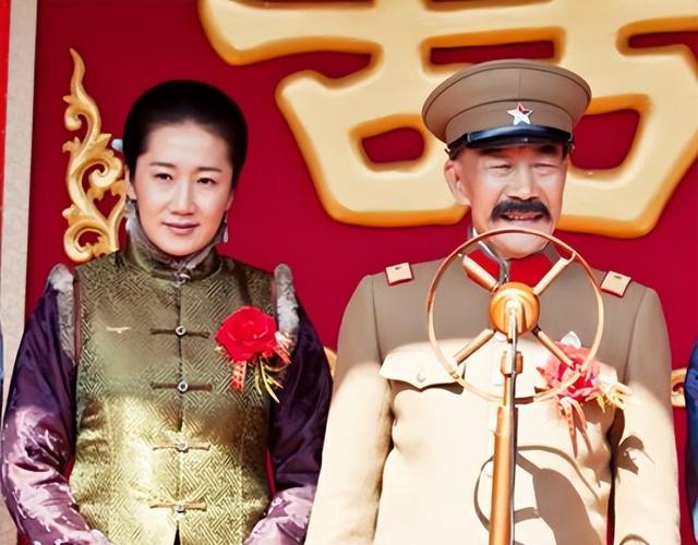 她凭《伪装者》火出圈，54岁不婚不育，母亲是她坚强的后盾！