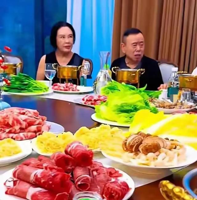 潘长江一家北京别墅宴客，餐厅大得像会所，妻子杨云罕见现身！