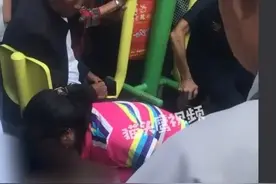 网传黑龙江一夫妇捡到手机要钱被拒后摁倒失主，引来众怒图片