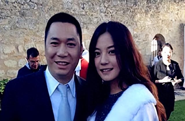 野心炸裂的赵薇消失两年多，现在再看她如今的处境，就是咎由自取