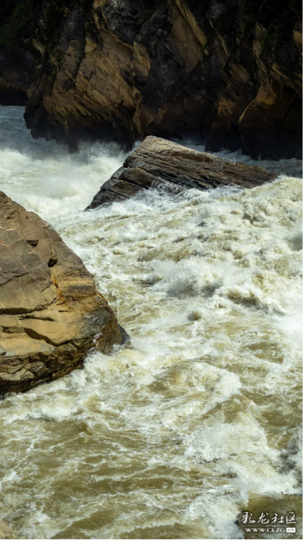 激流险滩，气势磅礴的虎跳峡峡谷 敬畏大自然的鬼斧神工