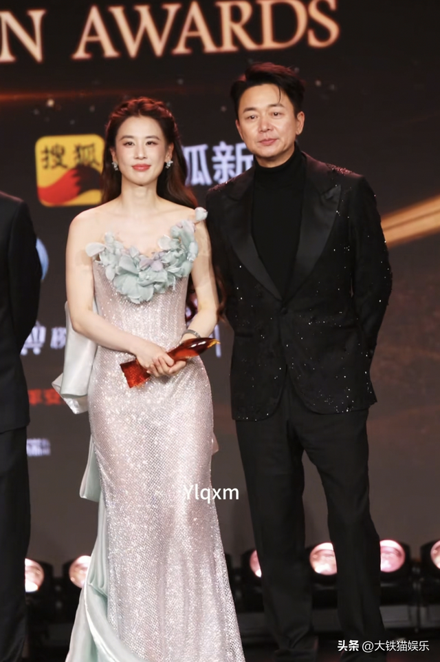 北京这一晚，55岁刘奕君秒了41岁向佐，才懂男人刚阳硬朗的魅力