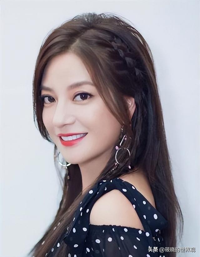 婚姻事业全“泡汤”，沉寂4年后，赵薇罕见露面吃席，面相全变了