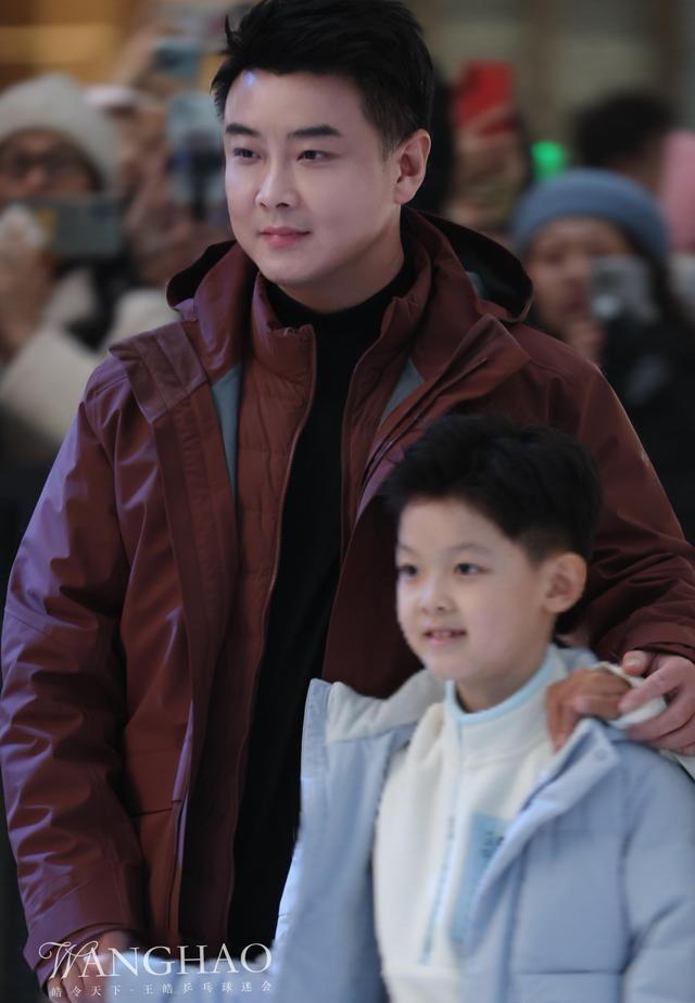 王皓不上班好年轻！两儿子神复制爸妈颜值