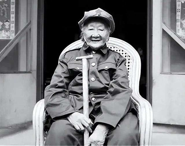 三过草地的女红军当农民，朱老总怒斥当地领导：你知道她是谁吗？