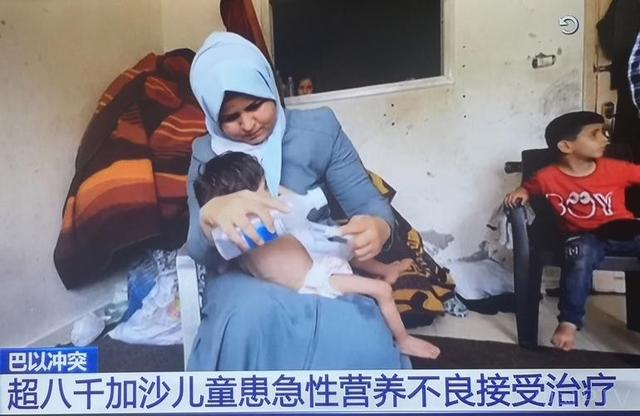 加沙墓地里，流离失所加沙人与逝者“共居”：孩子们晚上不敢出去