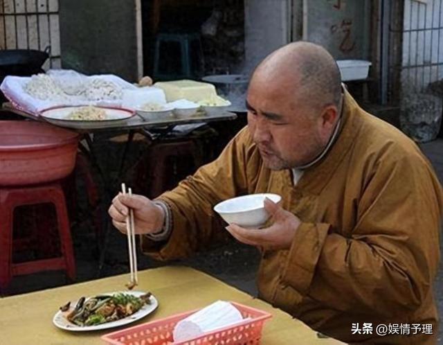 和尚们每天吃素，为何多是肥头大耳？看看他们的伙食就全都明白了