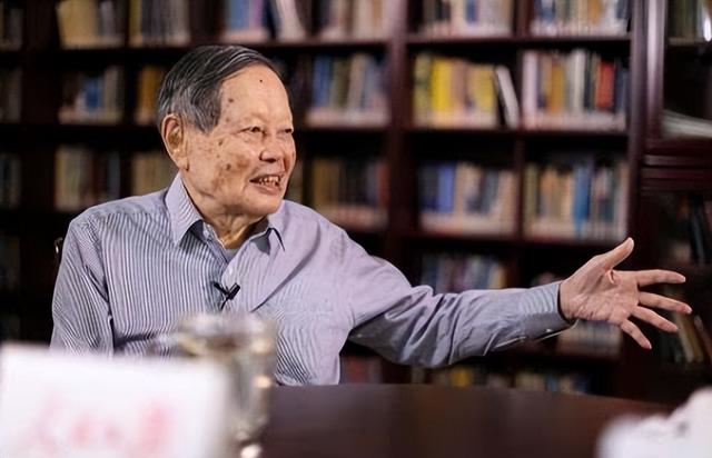 杨振宁猝然离世，临终状态曝光，翁帆25字表心情，难怪相爱20年