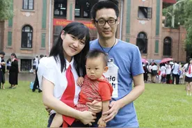 985女学霸嫁大18岁大叔，休学抱娃拍毕业照轰动全网，如今怎样了图片