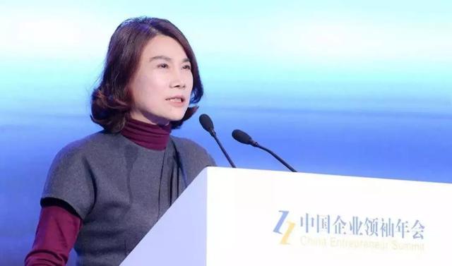 董明珠逛成都太古里，穿粉装大笑毫无架子，70多岁仍在拼事业