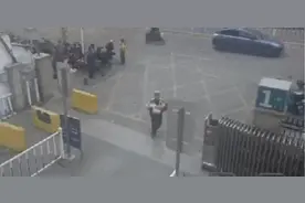 武汉辅警回忆抱娃3分钟狂奔500米急救：身上的衣服很重，跑到时双腿发软图片