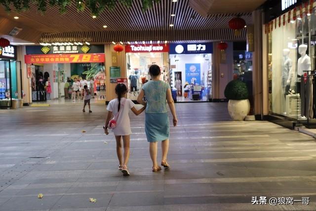 为什么商场里人多，却没人拎着购物袋？真相很扎心