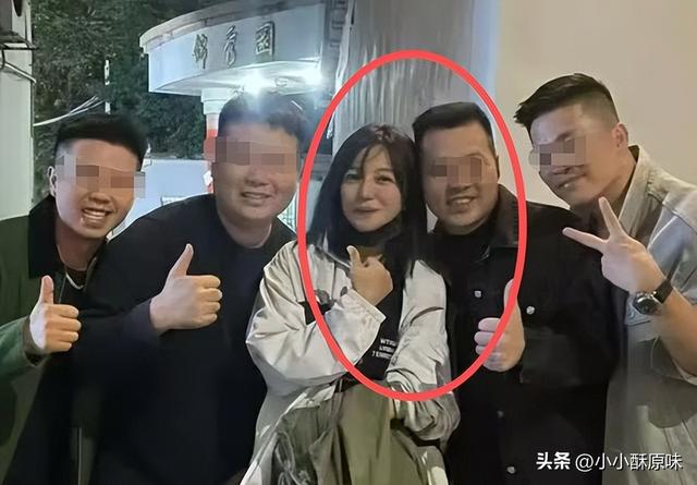 49岁赵薇现身安徽老家	，全副武装难掩落魄？曾经的顶流如今怎样了