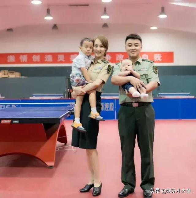王皓的老婆闫博雅原来也是军人，夫妻俩军装合照太飒了，郎才女貌
