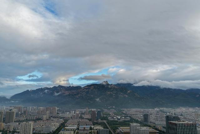云海漫泰岳，水墨染岱宗