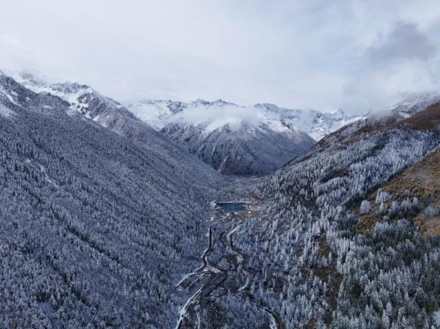 达古冰川 “季节盲盒” | 山顶雪堆成画，山下彩林留余韵