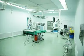 撒尿偏红色是什么症状图片