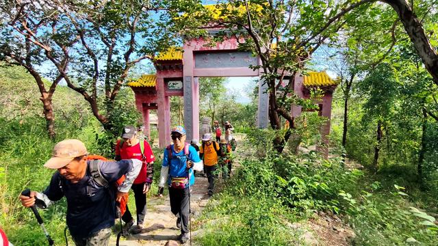 石家庄鹿泉区铜冶镇南寨村冷泉-风动石环穿