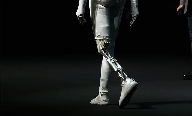 马斯克机器人为何一片叫好，小鹏机器人表现完美，却逼得剪腿自证