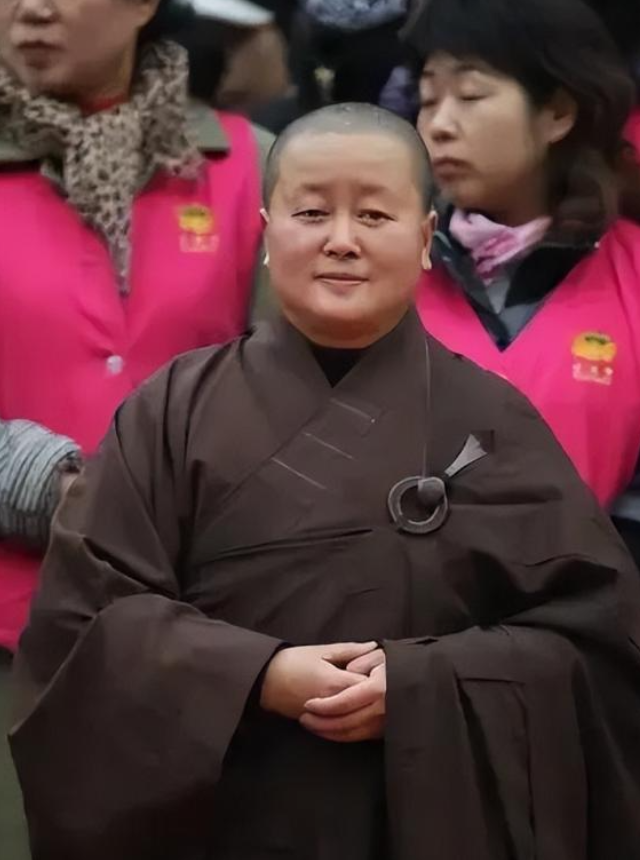 揭秘尼姑庵真相：表面佛门实则妓院，穿黑丝戴假发，香客人来人往