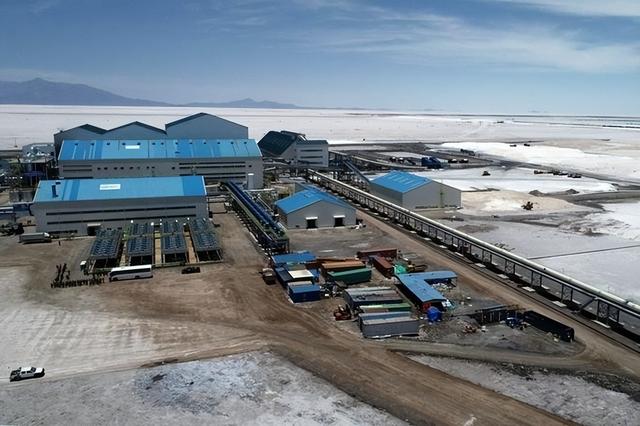 对华合约全部撕毁！中国又一伙伴背后捅刀子，骗走了20亿倒向美国