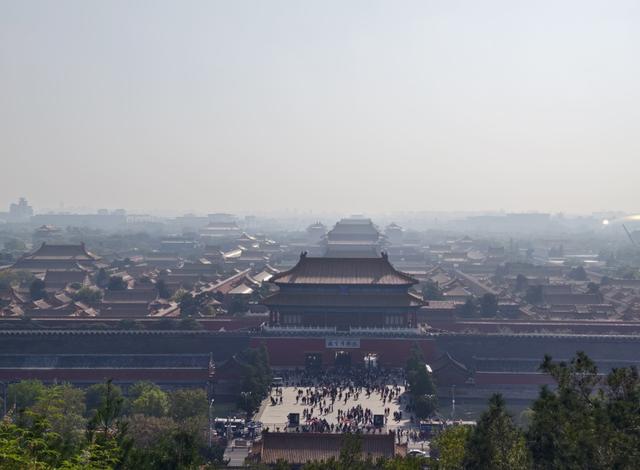 北京旅游第六天，故宫游览不算累，景山俯瞰故宫雾蒙蒙的