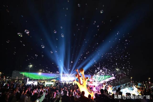 国潮花车巡游： 流动舞台演绎城市故事