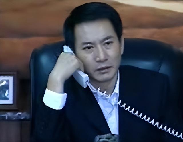 55岁姚刚现状：一生无妻无子，买千万豪宅一个人住，发福后更帅了