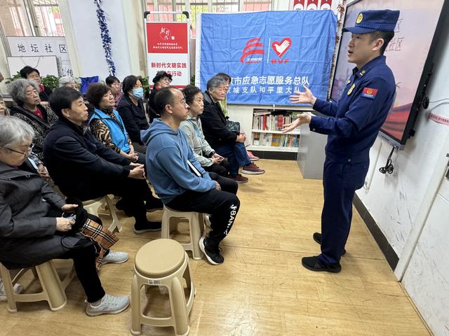 消防员手把手教学：居民学灭火、练逃生，掌握“保命技能”