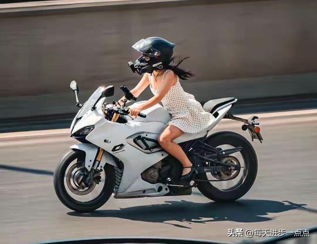 贵州女骑手郑瑶去世，年仅21岁，友人曝原因，再有一年护士转正