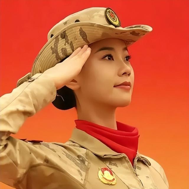 女民兵李思颖阅兵结束回家，母亲官宣其新身份，太牛了！全网恭喜