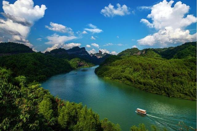 广东北部的锦江，其流域内有丹霞山