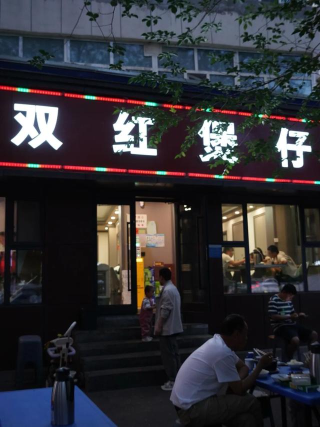 乌鲁木齐的劳动街，是由小炒、烧烤和夏夜晚风组成的