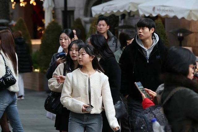 李在明都点赞了：周五下班去上海旅游，成韩国青年的新风尚