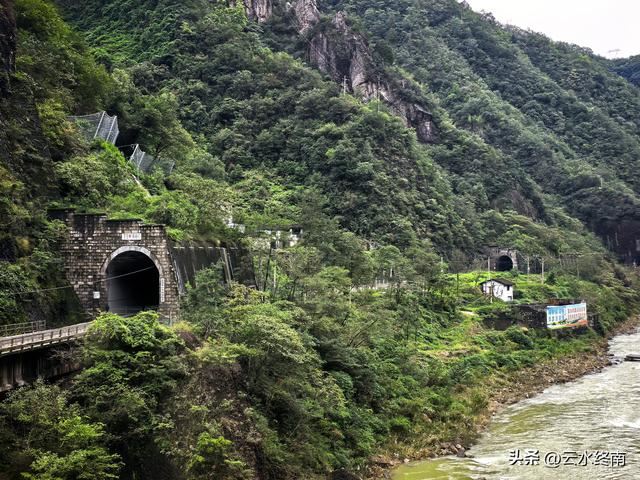 川陕交界的210国道上，有唯一的一段单行线，藏着蜀道上两个秘密