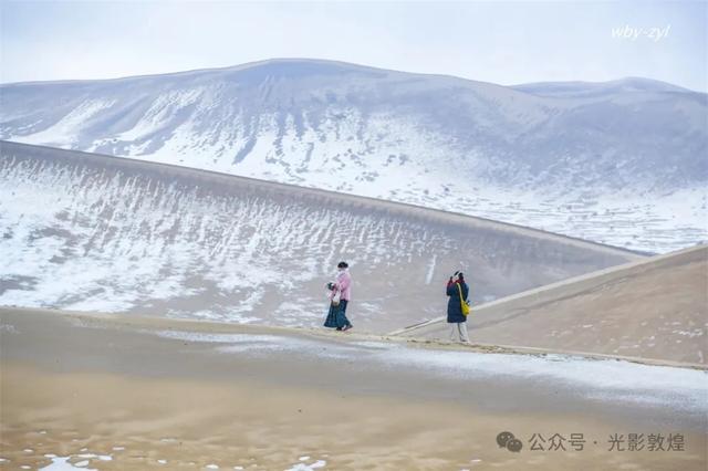 大漠敦煌2025年初冬雪景美如画