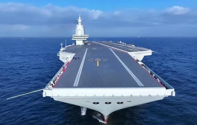 世界最强航母俱乐部添新成员！中国004航母将亮相，排量超10万吨