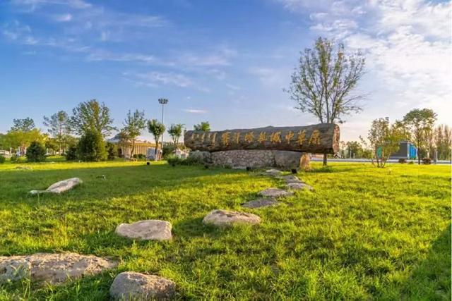 包头博物馆与阿尔丁广场