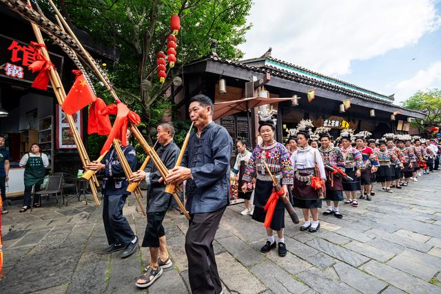 云上丹寨寻非遗：一场与蜡染、古纸和斗鸡的美食之旅
