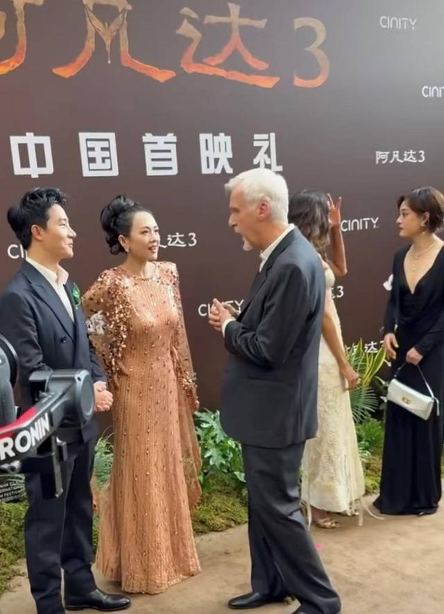 陪玩陪睡只是冰山一角	，认干爹，舔手指，拜高踩低，实在荒唐！