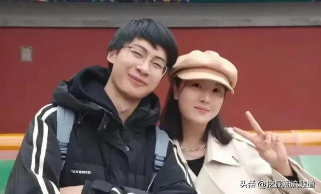 看清华博士庞众望怎么谈恋爱，电动车后座的爱情，踏实又温暖