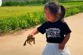 笑麻了！姜萍赛后一张手拿蛤蟆的照片走红，网友热评：轻松拿捏！图片