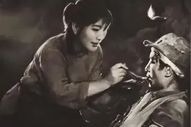 18岁姑娘为救八路战士假扮其妻，43年后战士成将军，两人结局如何图片